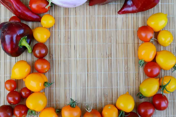 Κίτρινες και κόκκινες ντομάτες με πιπεριές — Φωτογραφία Αρχείου