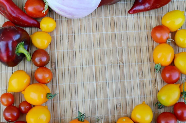 Λαχανικά, υγιεινά τρόφιμα, μικρές ντομάτες κόκκινο και κίτρινο, κόκκινο πιπέρι, τσίλι, μελιτζάνα σε ξύλινα φόντο — Φωτογραφία Αρχείου