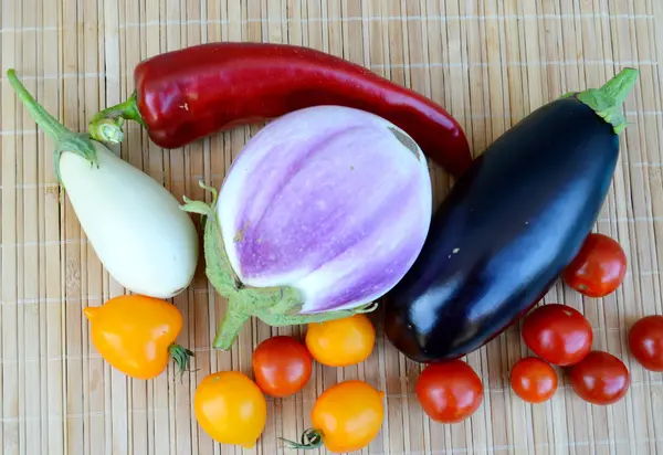 Berinjelas com pimenta e tomate — Fotografia de Stock