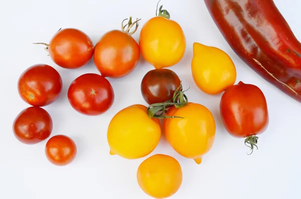 Verduras, alimentos saludables, pequeños tomates rojos y amarillos, pimiento rojo, chile, berenjena sobre un fondo de madera —  Fotos de Stock