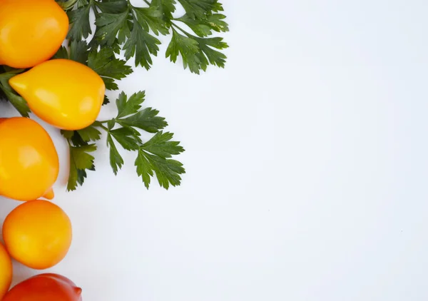 Verduras, alimentos saludables, pequeños tomates rojos y amarillos, pimiento rojo, chile, berenjena sobre un fondo de madera — Foto de Stock