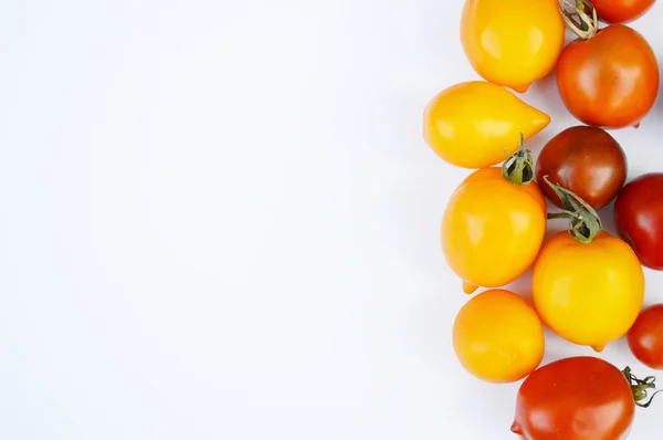 Verduras, alimentos saludables, pequeños tomates rojos y amarillos, pimiento rojo, chile, berenjena sobre un fondo de madera — Foto de Stock