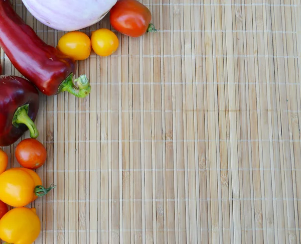 Legumes, comida saudável, pequenos tomates vermelhos e amarelos, pimenta vermelha, pimenta, berinjela em um fundo de madeira — Fotografia de Stock