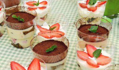 Tatlı, krem şanti, fındık, meyve, çilek, nane. parfe