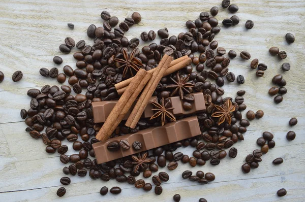 Chocolate, café, canela, avelã, anis estrelado — Fotografia de Stock