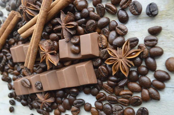 Grãos de café com canela, anis estrelado e chocolate — Fotografia de Stock