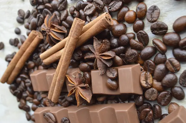 Boabe de cafea cu scorțișoară, anason stea și ciocolată — Fotografie, imagine de stoc