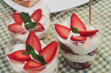 Tatlı, krem şanti, fındık, meyve, çilek, nane. parfe