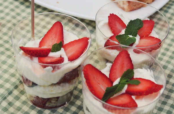 Dessert aus Schlagsahne, Nüssen, Früchten, Erdbeeren, Minze. Parfait — Stockfoto