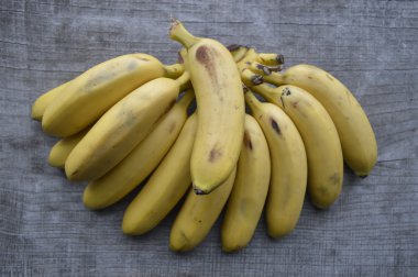 ahşap arka plan üzerinde muz