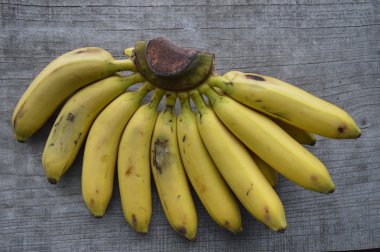 ahşap arka plan üzerinde muz