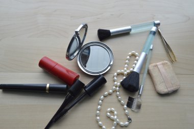 Makyaj Eyeliner fırçası ile kozmetik, makyaj ve fırçalar, toz, puf, rimel, göz kalemi ahşap masa ayarla şişe
