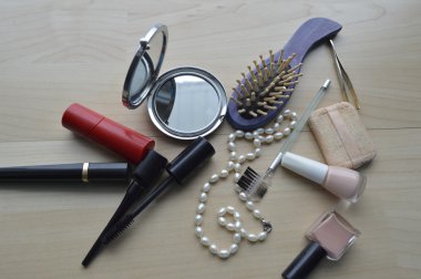 Makyaj Eyeliner fırçası ile kozmetik, makyaj ve fırçalar, toz, puf, rimel, göz kalemi ahşap masa ayarla şişe