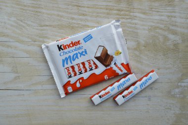 Kiev, Ukrayna - 23 Şubat 2015: Kinder çikolata Beyaz ahşap zemin üzerinde. Kinder barlar 1946 yılında kurulan Ferrero tarafından üretilen.