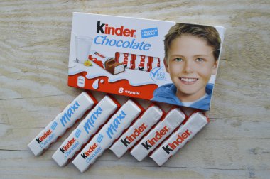 Kiev, Ukrayna - 23 Şubat 2015: Kinder çikolata Beyaz ahşap zemin üzerinde. Kinder barlar 1946 yılında kurulan Ferrero tarafından üretilen.