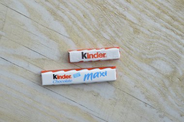 Kiev, Ukrayna - 23 Şubat 2015: Kinder çikolata Beyaz ahşap zemin üzerinde. Kinder barlar 1946 yılında kurulan Ferrero tarafından üretilen.