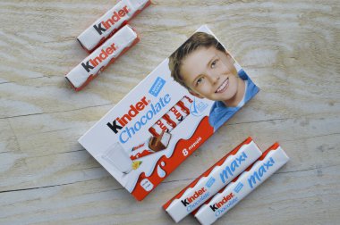 Kiev, Ukrayna - 23 Şubat 2015: Kinder çikolata Beyaz ahşap zemin üzerinde. Kinder barlar 1946 yılında kurulan Ferrero tarafından üretilen.