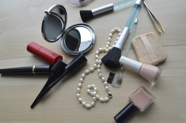 Maquillaje Cepillo de delineador de ojos con botella, conjunto de cosméticos, maquillaje y cepillos, polvo, hojaldre, rímel, delineador de ojos en la mesa de madera — Foto de Stock