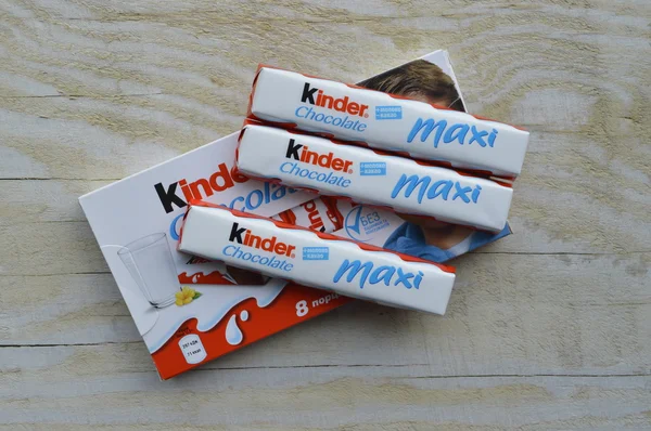 КИЕВ, УКРАИНА - 23 ФЕВРАЛЯ 2015: Шоколадки из детского шоколада на белом фоне. . — стоковое фото