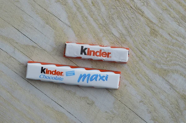 Kiev, Ukrayna - 23 Şubat 2015: Kinder çikolata Beyaz ahşap zemin üzerinde. Kinder barlar 1946 yılında kurulan Ferrero tarafından üretilen.