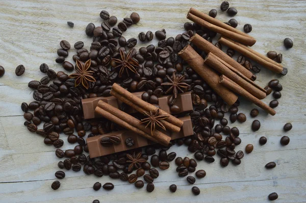 Chocolade, koffie, kaneel, hazelnoten, steranijs — Stockfoto