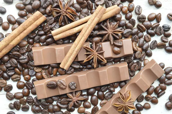 Çikolata, kahve, tarçın, fındık, yıldız anason — Stok fotoğraf