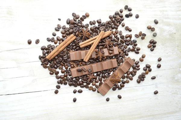 チョコレート、コーヒー、シナモン、ヘーゼル ナッツ、スターアニス — ストック写真