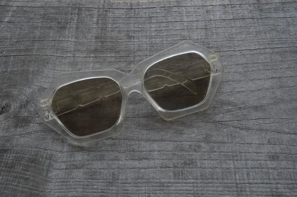 Óculos de leitura em fundo de madeira — Fotografia de Stock