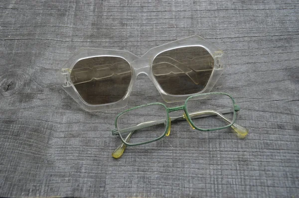 Lunettes de lecture sur fond en bois — Photo