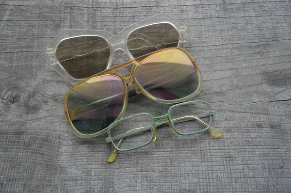 Lunettes de lecture sur fond en bois — Photo