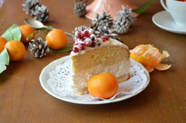 Μπισκότο τούρτα με κρέμα πηγμένο γάλα για τυρί διακοσμημένα με βακκίνια, Χριστουγεννιάτικα γλυκά — Φωτογραφία Αρχείου