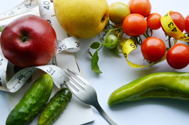 Sebze ve meyve kilo kaybı, bir ölçüm bandı, diyet, kilo kaybı, ölçüm bandı, sağlıklı beslenme, sağlıklı yaşam konsepti. Not Defteri, günlük, patlıcan, elma, armut