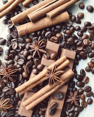 Kahve çekirdekleri tarçın, çikolata ve anason ile