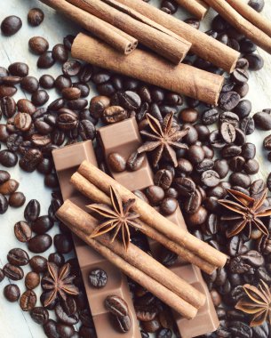 Kahve çekirdekleri tarçın, çikolata ve anason ile