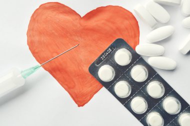 Tıp, tıp şırınga, ilaç, sağlık, beyaz bir arka planda, not defteri, kırmızı kalp yazma