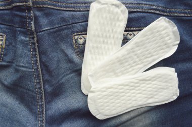 Kadın hijyen koruma, kırmızı bir arka plan üzerinde pamuk tampon, turuncu Gerber, sıhhi yastıkları ile yakın-up.menstruation takvimi
