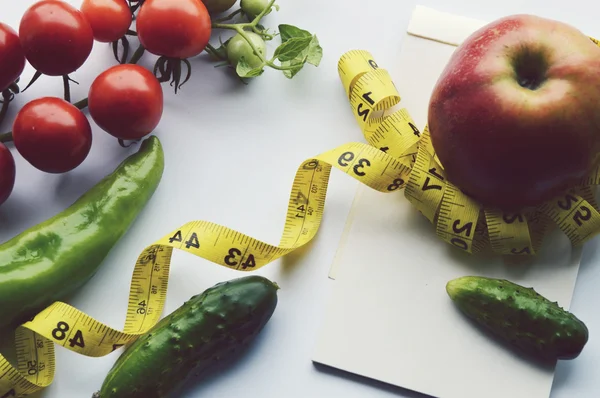 Grönsaker och frukt för viktminskning, måttband, kost, vikt förlust, måttband, hälsosam kost, hälsosam livsstilskoncept. Anteckningar, dagbok, aubergine, äpple, päron — Stockfoto