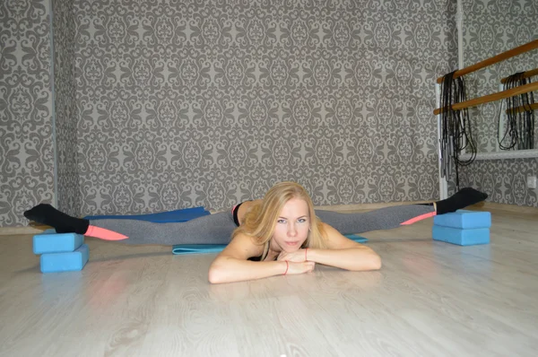 Mladé, krásné, sportovní holka dělá workout.stretching,warm-up, pružnost, plastu, akrobacie, gymnastika — Stock fotografie