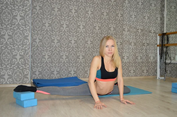 Joven, hermosa, atlética chica hace workout.stretching, calentamiento, flexibilidad, plástico, acrobacias, gimnasia —  Fotos de Stock