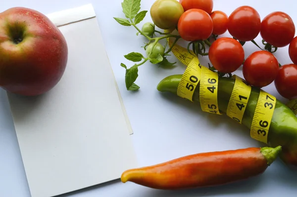 Verdure e frutta per perdita di peso, un metro, dieta, perdita di peso, metro, alimentazione sana, concetto di stile di vita sano. Blocco note, diario, melanzane, mela, pera — Foto Stock