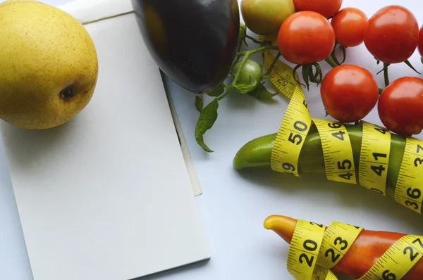 Sebze ve meyve kilo kaybı, bir ölçüm bandı, diyet, kilo kaybı, ölçüm bandı, sağlıklı beslenme, sağlıklı yaşam konsepti. Not Defteri, günlük, patlıcan, elma, armut — Stok fotoğraf