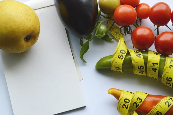 Verdure e frutta per perdita di peso, un metro, dieta, perdita di peso, metro, alimentazione sana, concetto di stile di vita sano. Blocco note, diario, melanzane, mela, pera — Foto Stock