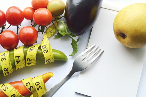 Verduras y frutas para bajar de peso, una cinta métrica, dieta, pérdida de peso, cinta métrica, alimentación saludable, concepto de estilo de vida saludable.Bloc de notas, diario, berenjena, manzana, pera —  Fotos de Stock