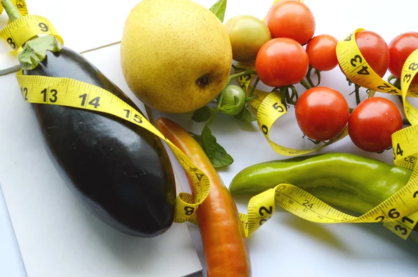 Verduras y frutas para bajar de peso, una cinta métrica, dieta, pérdida de peso, cinta métrica, alimentación saludable, concepto de estilo de vida saludable.Bloc de notas, diario, berenjena, manzana, pera — Foto de Stock