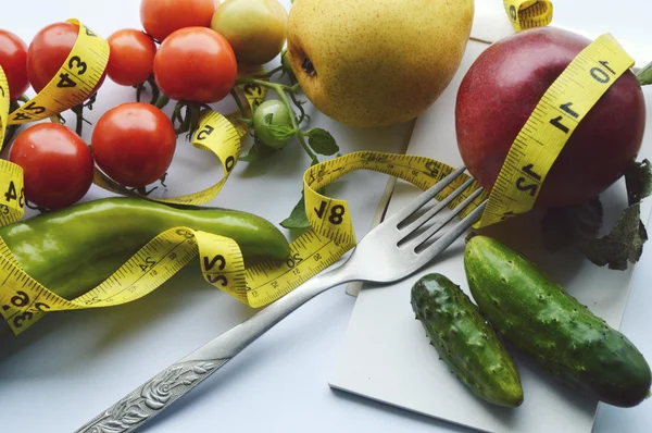 Legumes e frutas para perda de peso, uma fita métrica, dieta, perda de peso, fita métrica, alimentação saudável, conceito de estilo de vida saudável.Bloco de notas, diário, berinjela, maçã, pêra — Fotografia de Stock