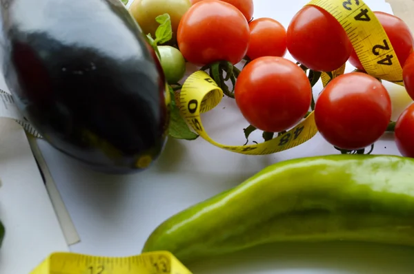 Hortalizas y frutas para adelgazar con cinta métrica — Foto de Stock