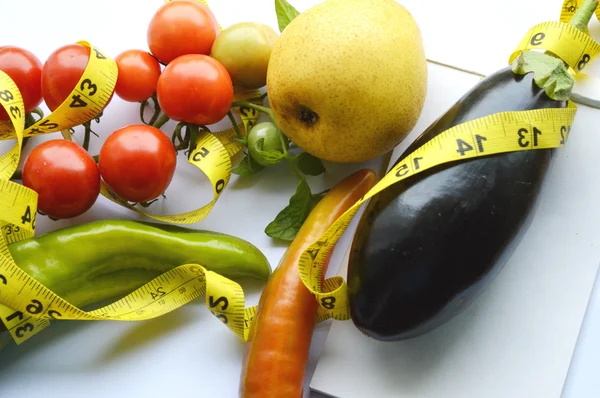 蔬菜和水果减肥、 卷尺、 饮食、 体重减轻，测量胶带、 健康饮食、 健康的生活方式的概念。记事本、 日记、 茄子、 苹果、 梨 — 图库照片