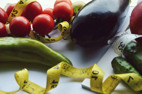 Verdure e frutta per perdita di peso, un metro, dieta, perdita di peso, metro, alimentazione sana, concetto di stile di vita sano. Blocco note, diario, melanzane, mela, pera — Foto Stock