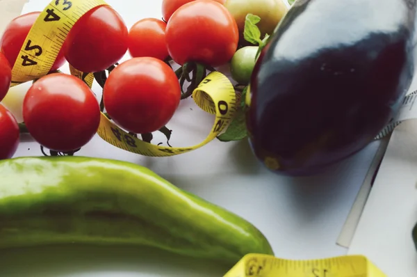 Verdure e frutta per perdita di peso, un metro, dieta, perdita di peso, metro, alimentazione sana, concetto di stile di vita sano. Blocco note, diario, melanzane, mela, pera — Foto Stock