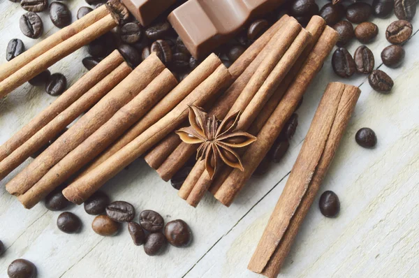 Kaffebönor med kanel, choklad och anis — Stockfoto